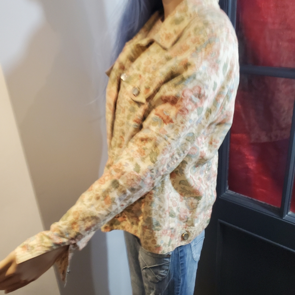 Cream Floral Print Jean Jacket for Casual Wear - Picture 6 of 9